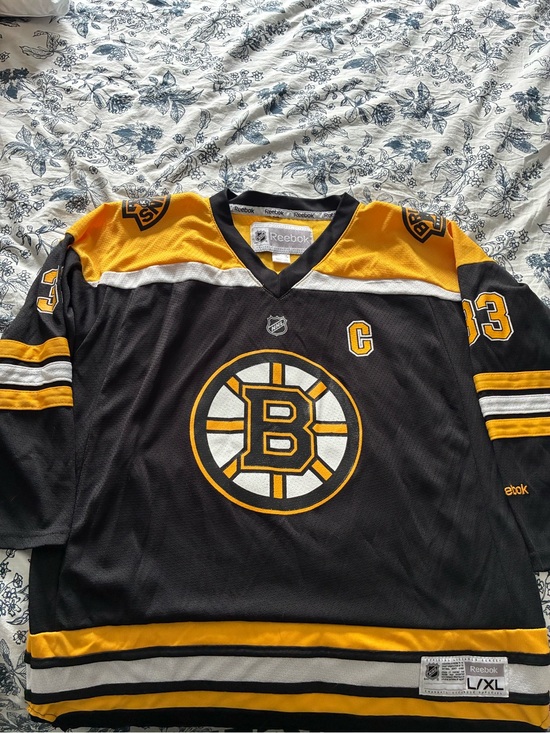 Reebok Other - Reebok Youth Hockey Jersey in Yellow, Black & White (fits like a woman’s medium)
